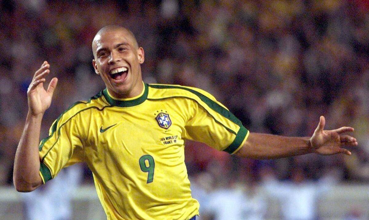 就是五星巴西了,因为3r组合,罗纳尔多,罗纳尔迪尼奥和里瓦尔多都是