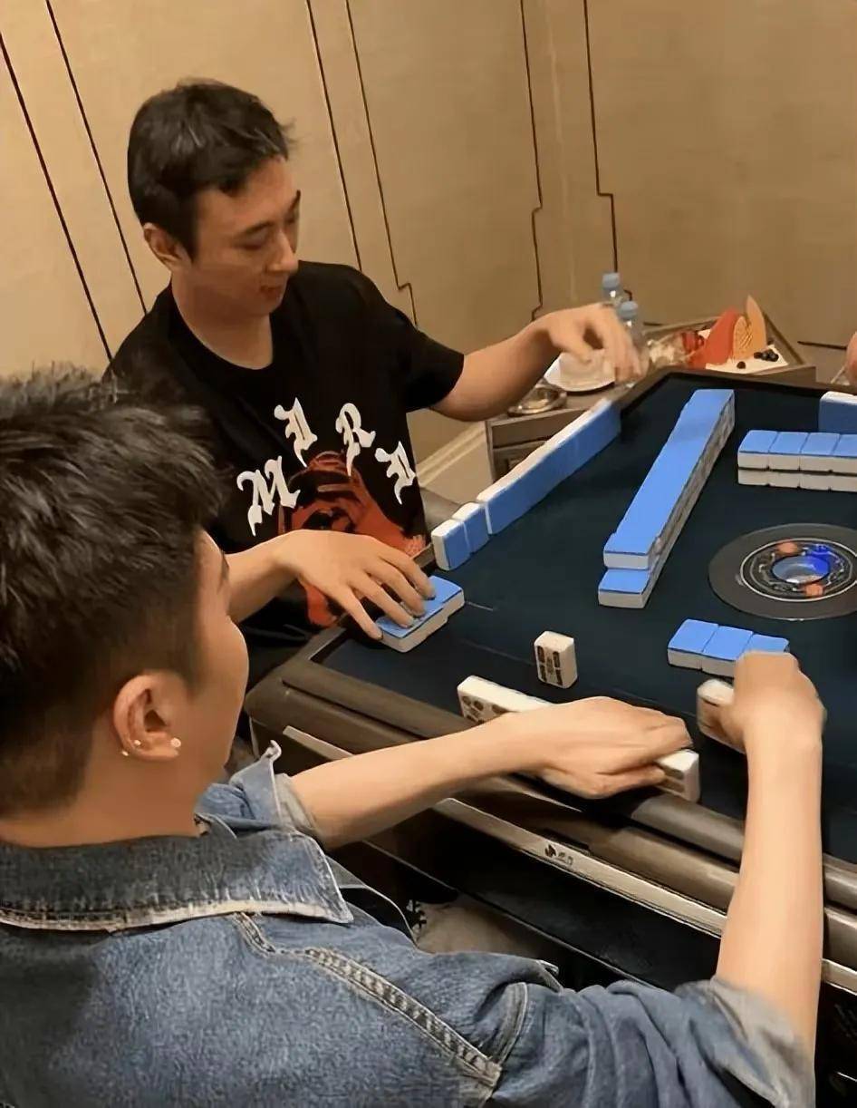 8大美女陪同,高调打麻将,突然又爆火到日本_明星_媒体_娱乐界