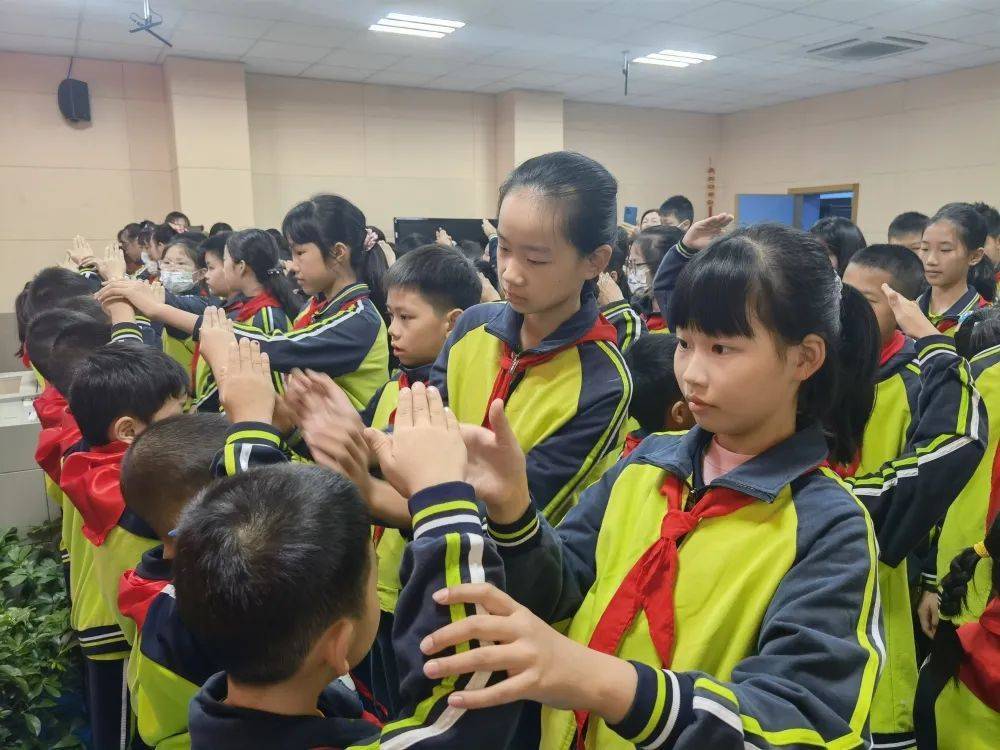桂林市崇善小学庆祝少先队建队73周年主题活动暨新队员入队仪式_队旗