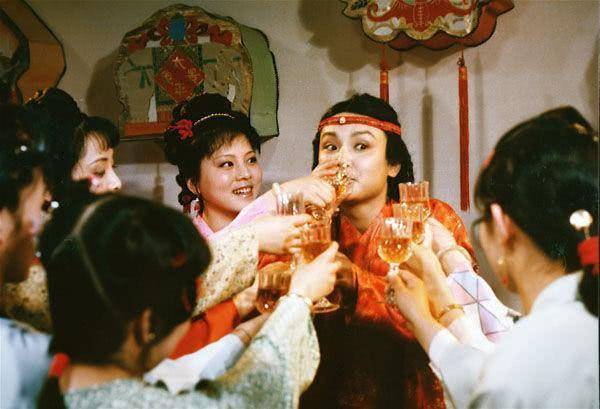 烤鹿肉还是四十九回,红楼梦名场面芦雪庵"烤鹿肉"就是在这里.