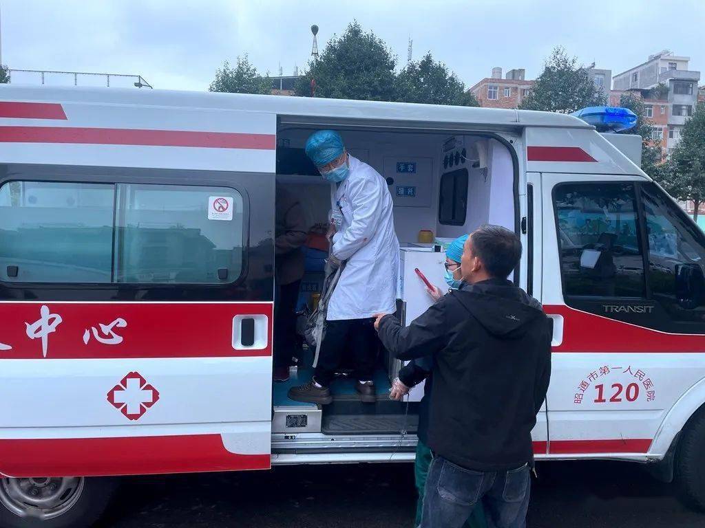 120急救车到达现场,曹桂香,刘升权,刘友奎三人和医护人员一起把老人送