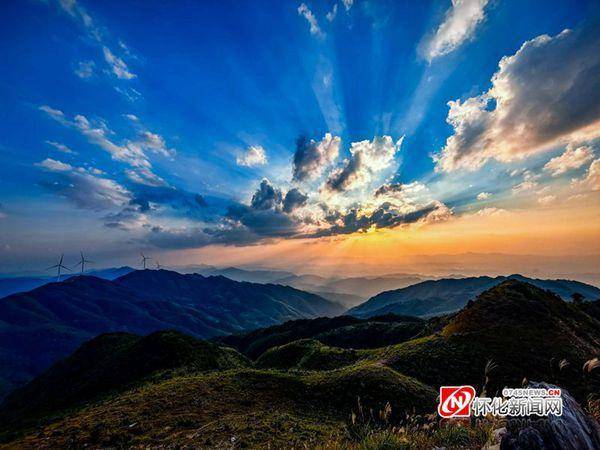 登上通道黄沙岗最高处,头顶高天淡云,脚踏如茵绿草,透过晨曦看重峦叠