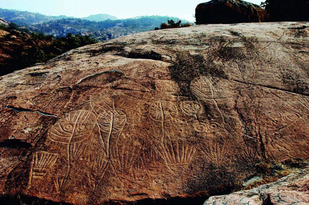 江苏省连云港将军崖岩画,有很多不解之谜,被考古学界称之为"东方天书"