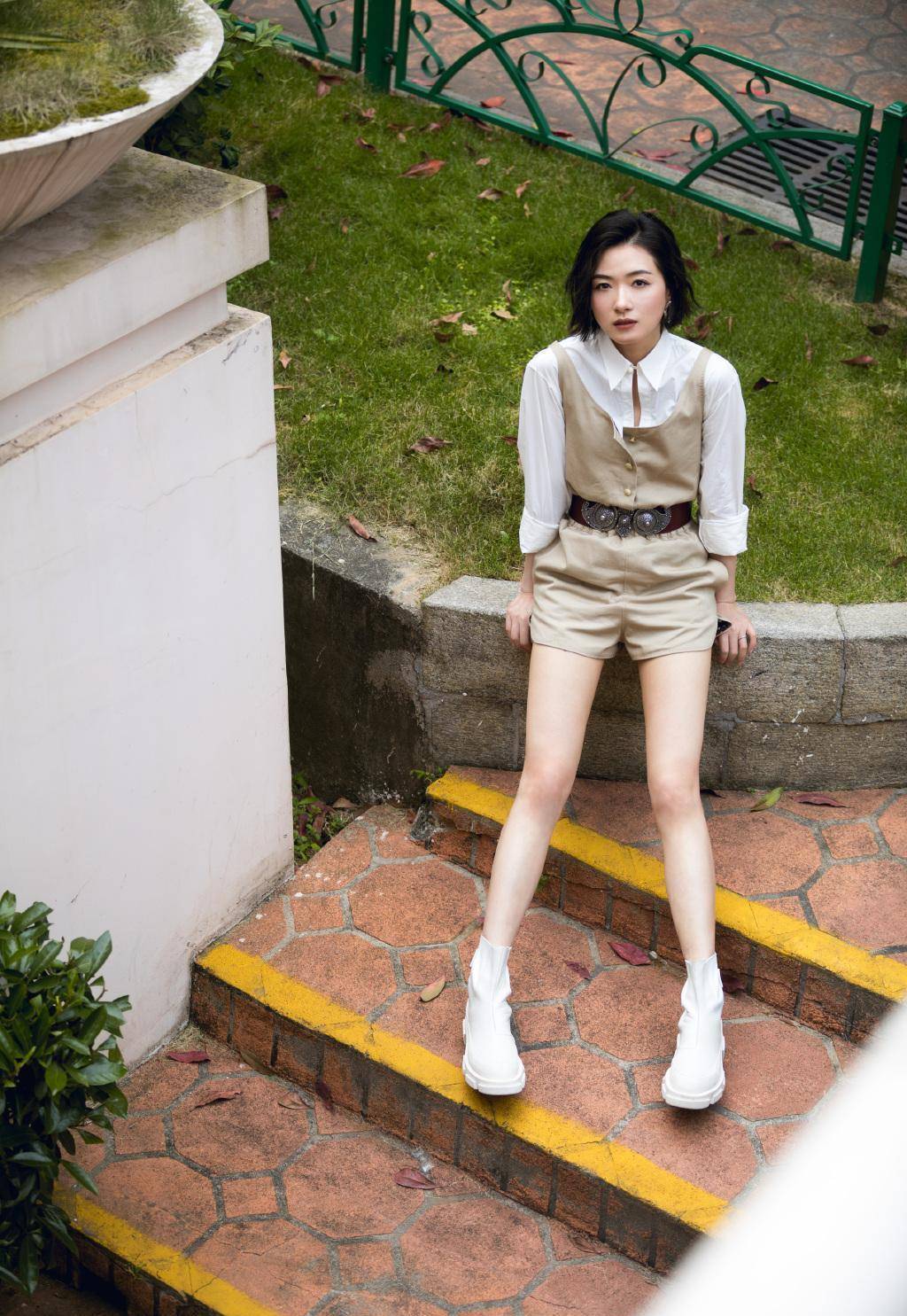 录《乘风破浪的姐姐》她自弹自唱,今穿紧身裙秀漫画腿,气场超a_万茜