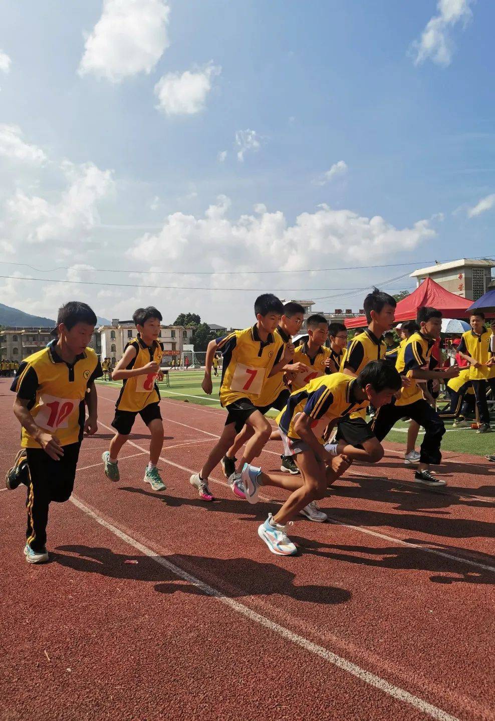 校长王晓松:蕉岭县镇平中学第十八届秋季学生田径运动会开幕_体育运动