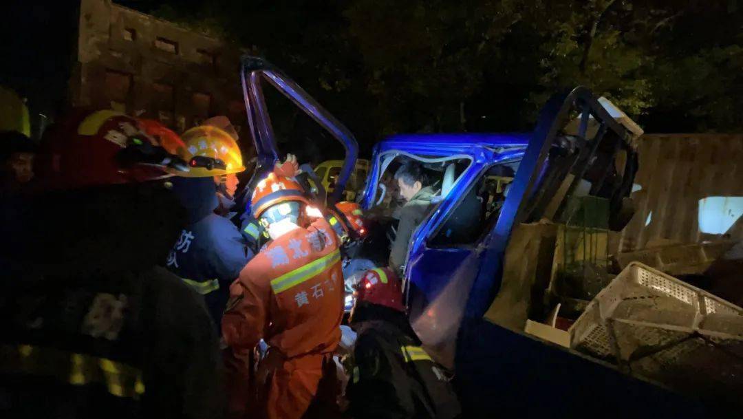 黄石:凌晨迎宾大道突发车祸 1人被困!_驾驶员_救援_事故