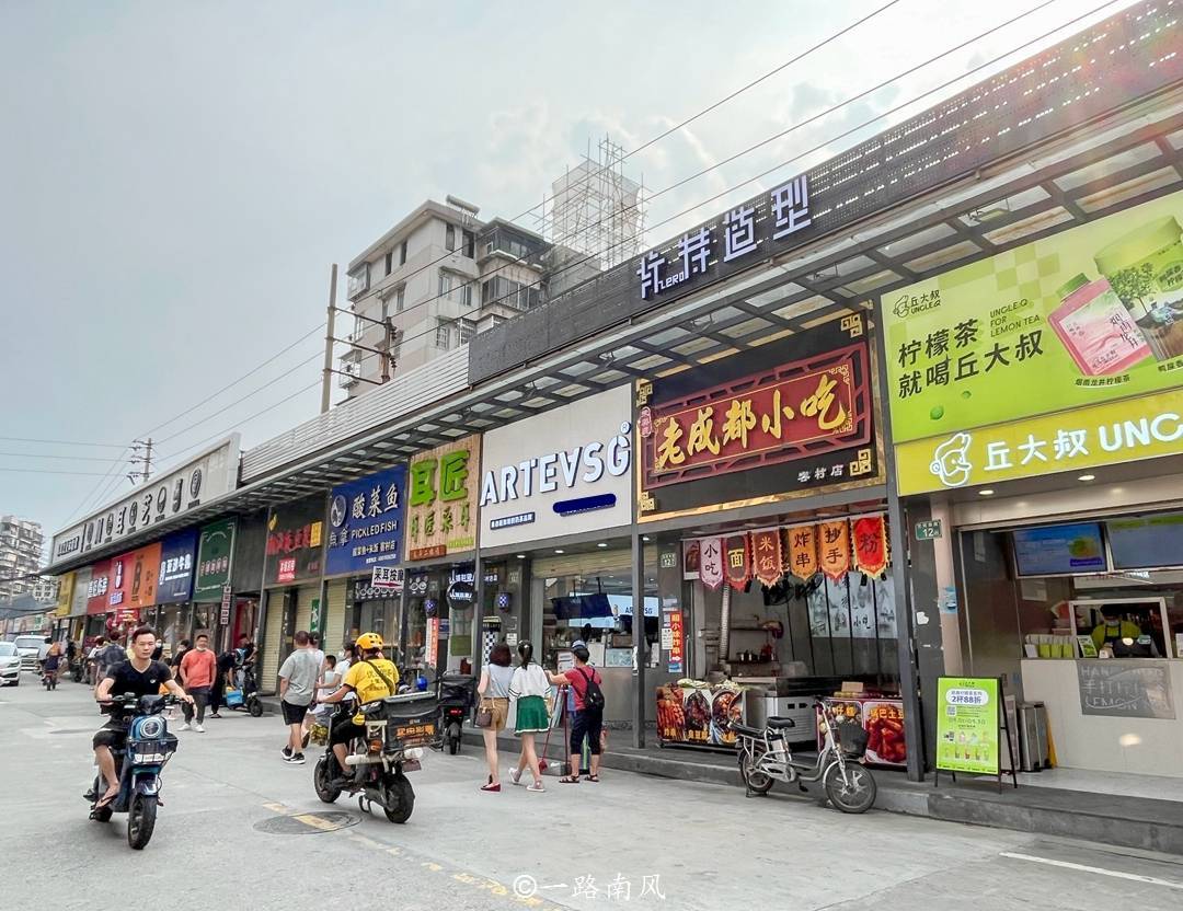 广州有条街道像东南亚市井，和广州塔同框，建筑气质停留在80年代
