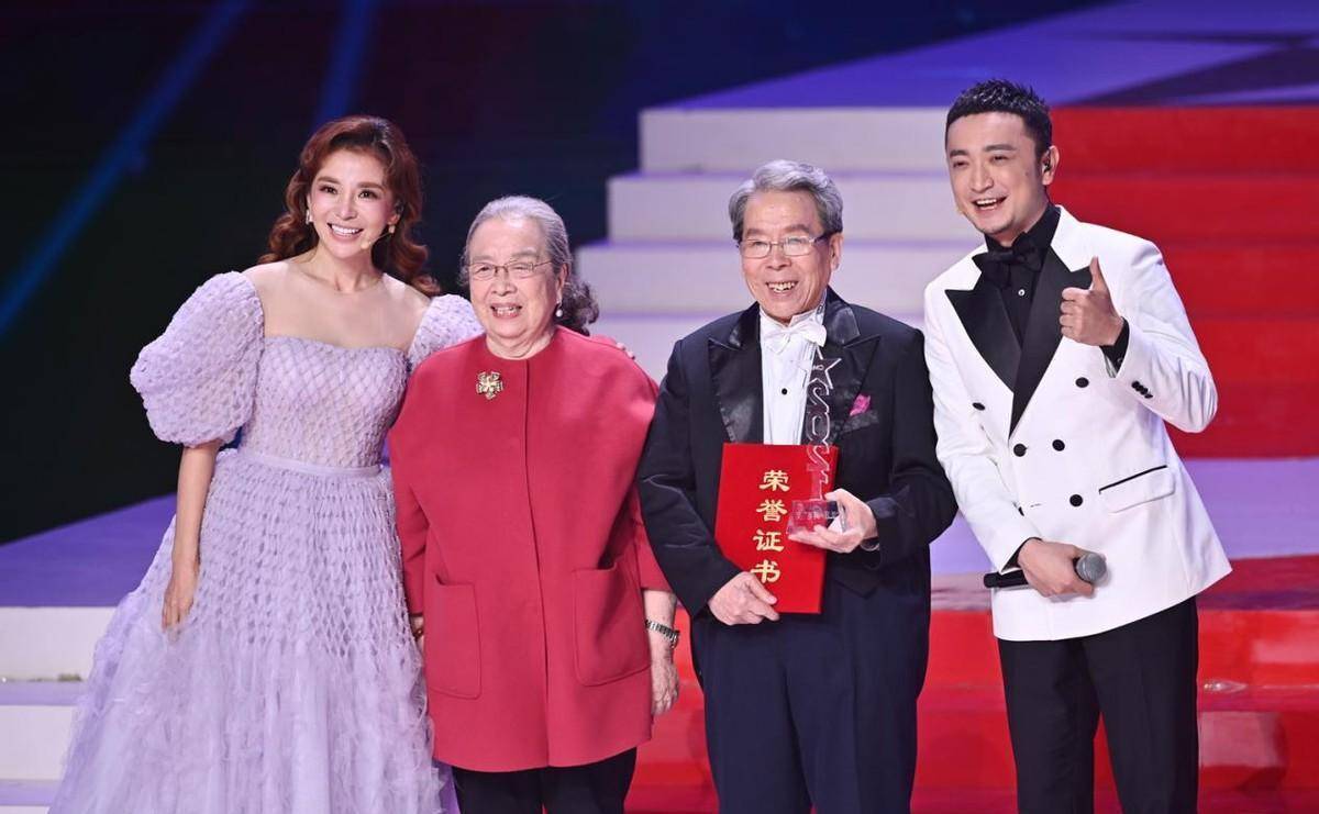 《星光大道》为百姓"装台"百姓就把他装在心里_节目_明星_舞台