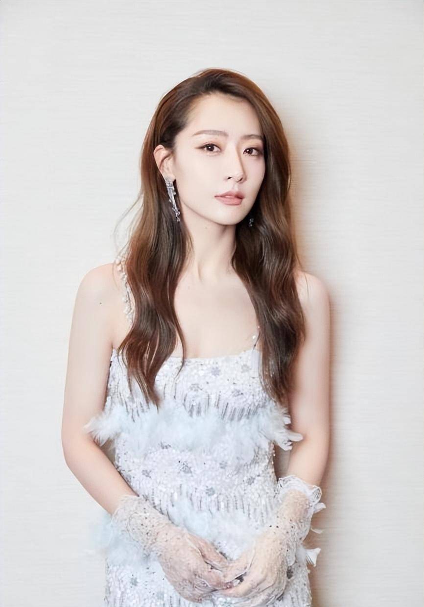 2020年,白冰惊艳亮相eliesaab高级定制服此外,天生丽质瞬间碾压全场但