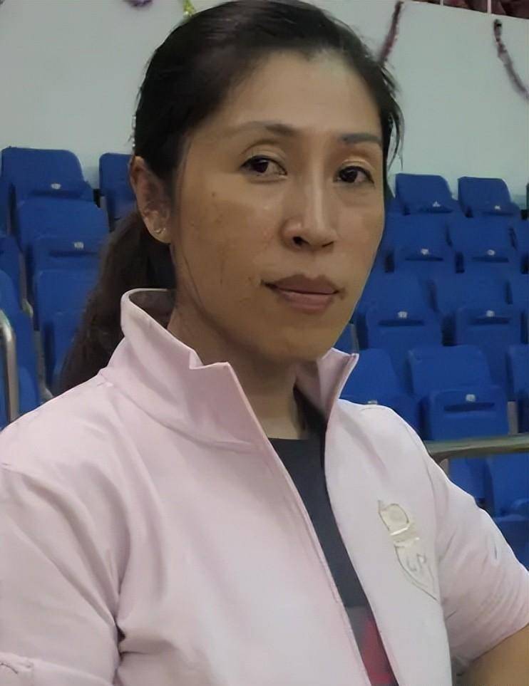 中国女篮主帅郑薇,丈夫和父母,都是篮球运动员,她的女篮之路