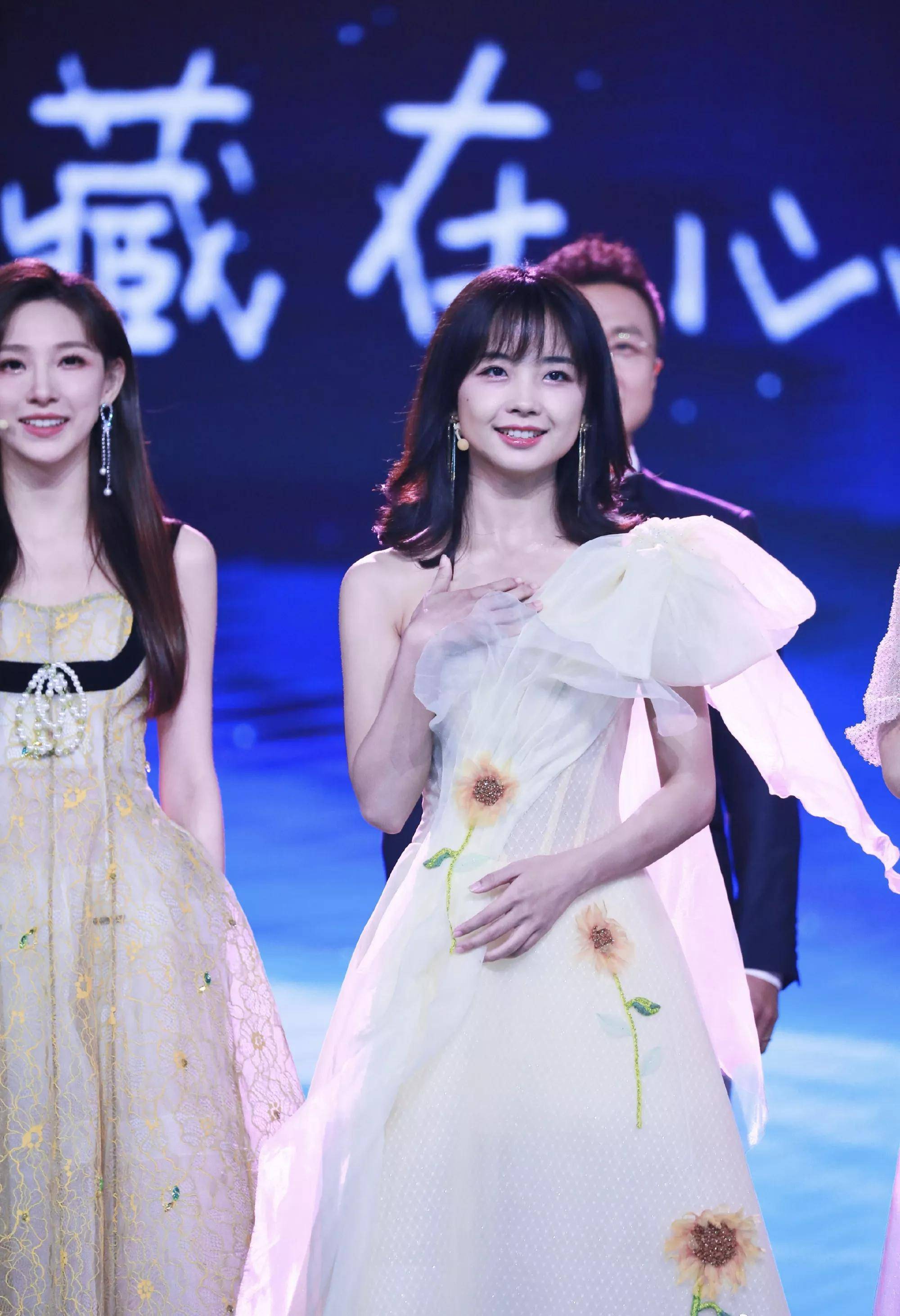 电视最美女记者王冰冰,清纯可爱脸如初恋,网友:我的