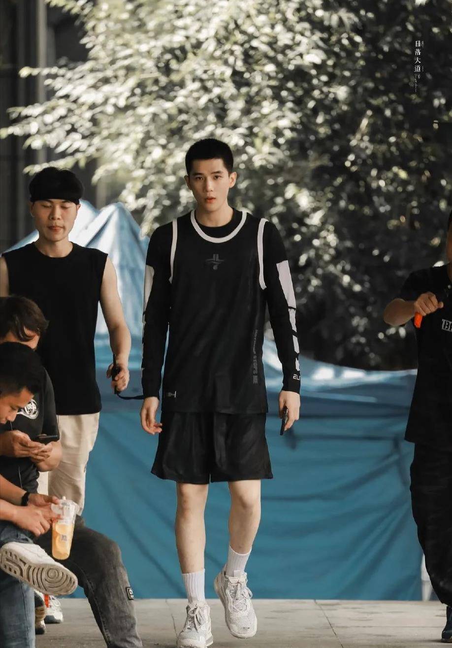 偶像剧滤镜,把王安宇八块腹肌都磨没了……_体育_青春_助理教练