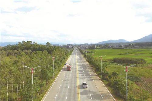 瑶都大道在江华瑶族自治县,全省十佳服务区——白芒营公路驿站像一颗