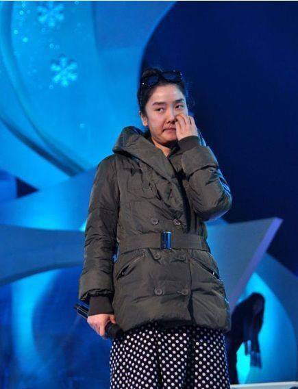 凤凰传奇主唱玲花素颜照,台上台下判若两人_魏玲_舞台_歌曲