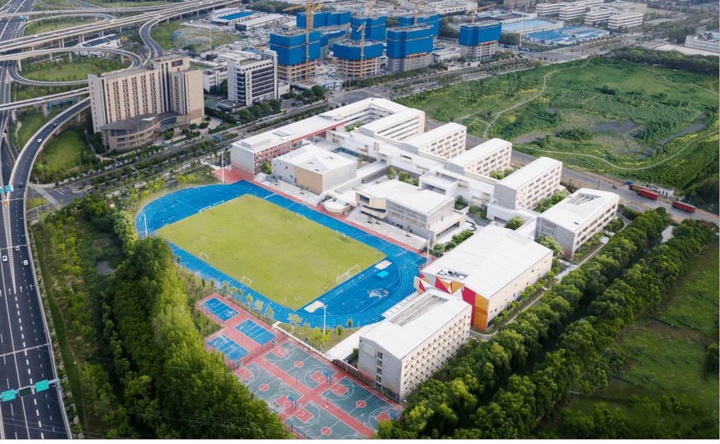 目前,全区学科类校外培训机构压减率达100%,各中小学实现"5 2"课后