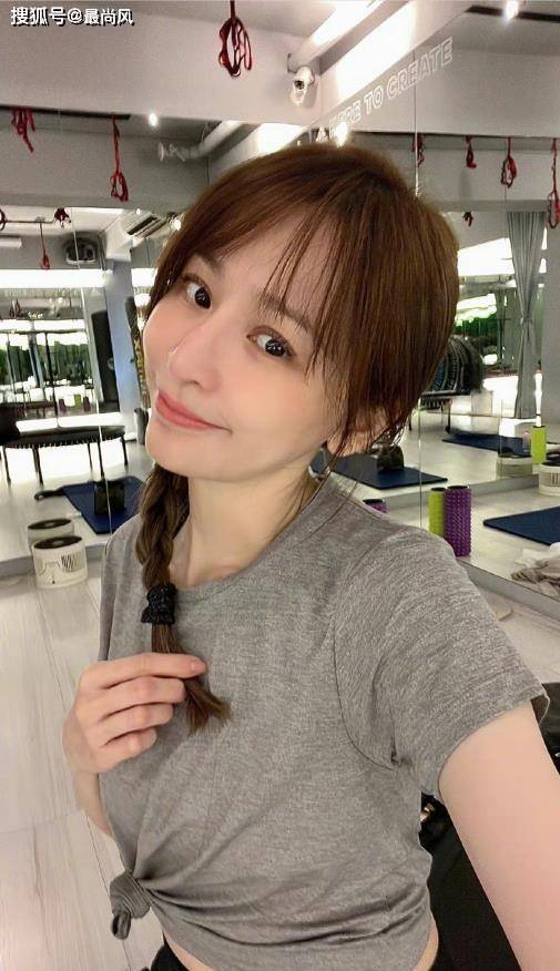 王心凌近照状态,灰色短t打结穿,运动风的她依旧美如少女_身材_小个子