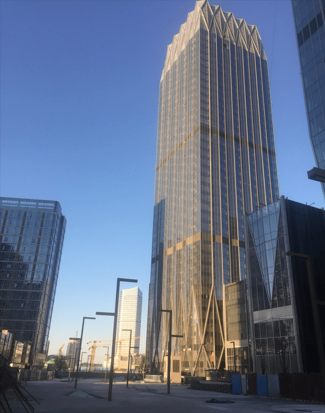 新光大中心由一座主塔——"北京塔"及六座错落有致的高层建筑组成,其