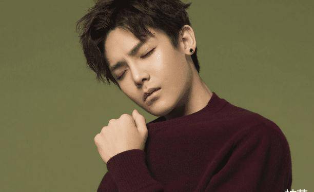 部队大院里面长大的侯明昊,是阳光帅气的小伙子,也是优秀的明星_一面