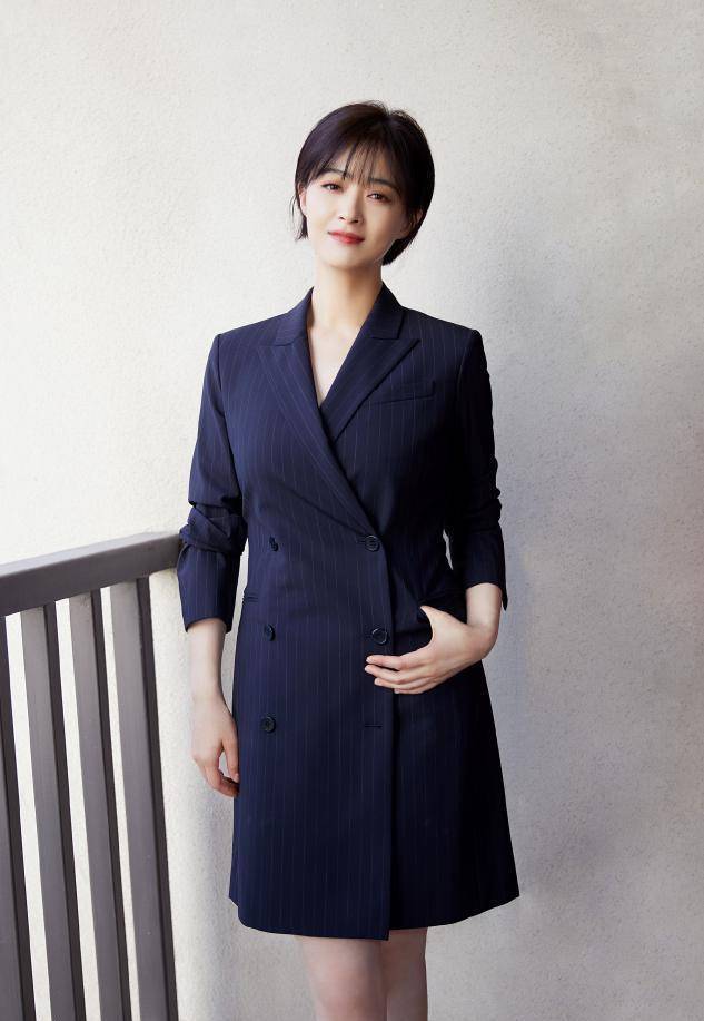 蒋欣这次把自己穿瘦了!