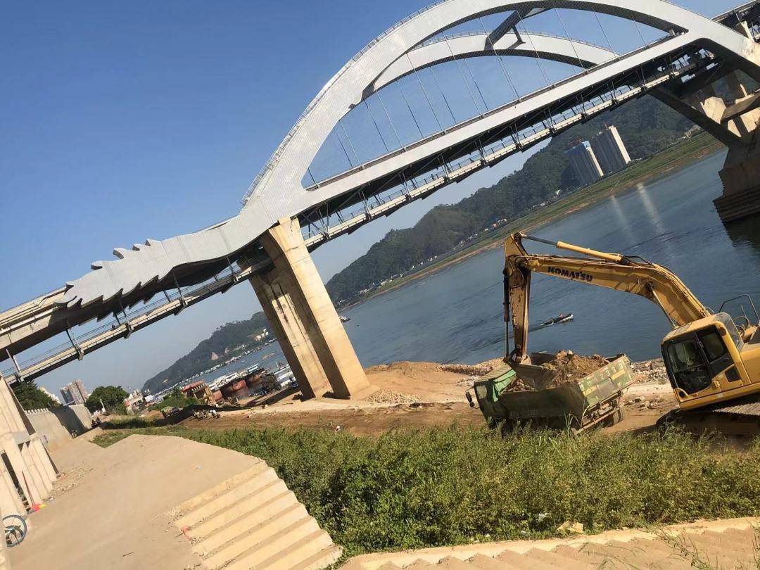 梧州河堤挖掘机正在工作,灰尘满天飞!