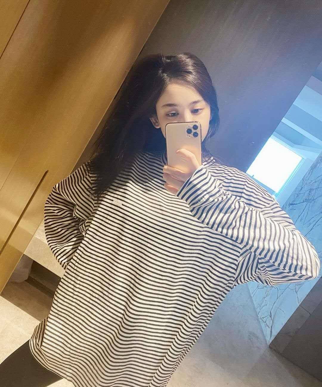 古力娜扎素颜出镜,网友却被身材前的凸点吸引,是没穿衣服吗?