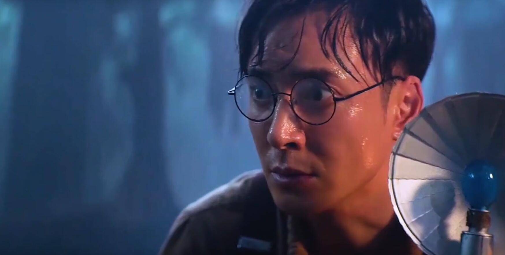 女主的养父是上海滩的探长,还有个韩栋饰演的记者弟弟,为了查清真相