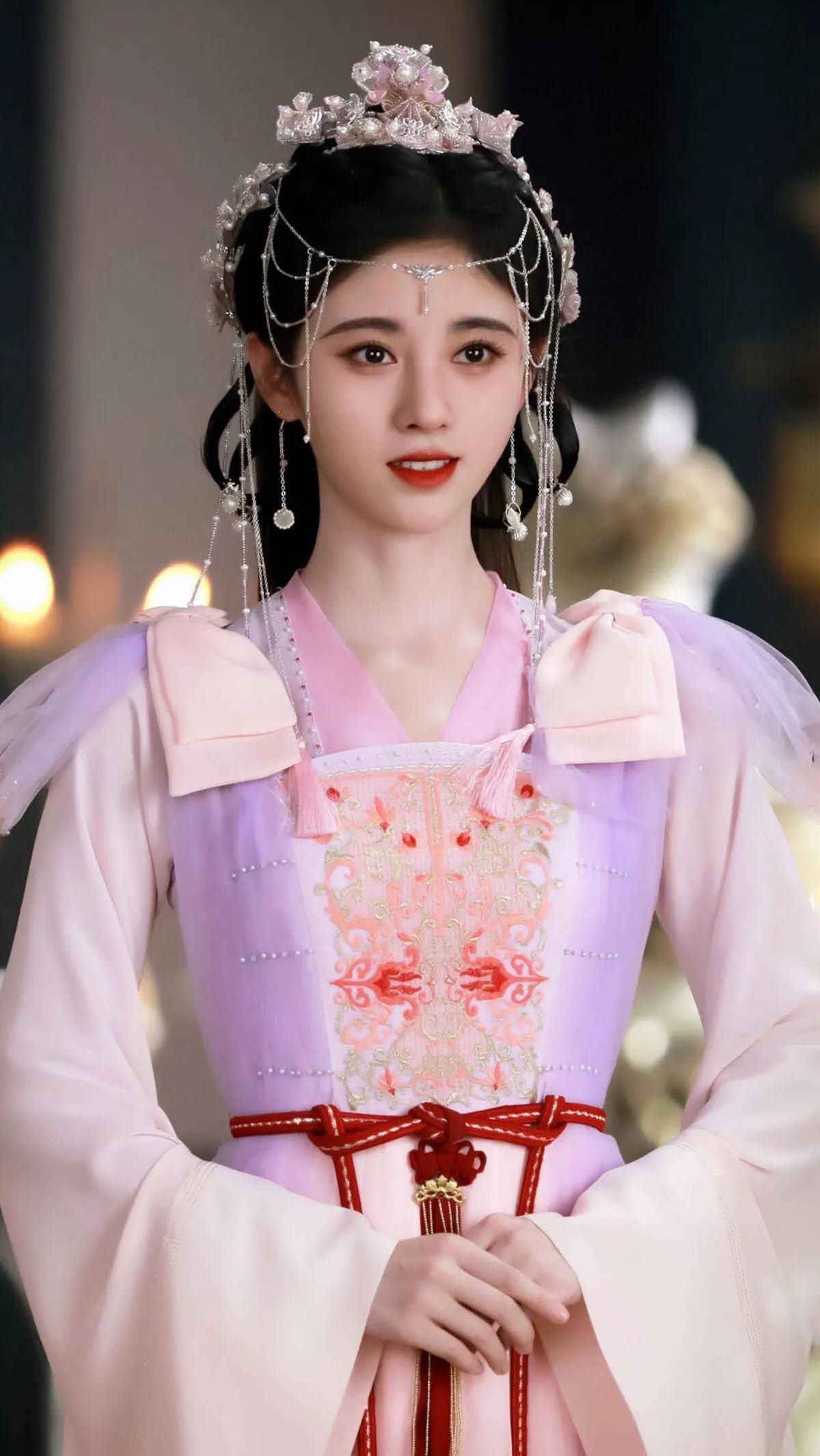 鞠婧祎在这部古装剧中穿的也太华丽了吧,你们最喜欢哪个造型?