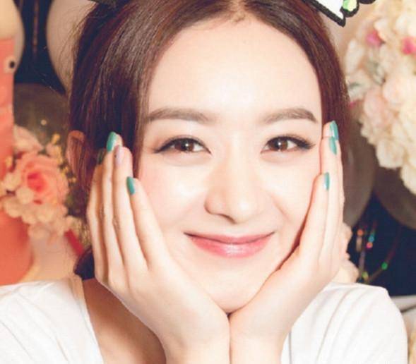 当女明星上演捧脸杀,古力娜扎眼神迷人,赵丽颖简直萌化了我的心_动作