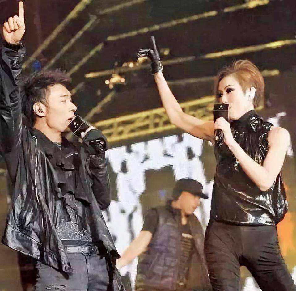55岁许志安复出获老婆郑秀文力挺,夸赞他很努力状态保持很好_黄心颖