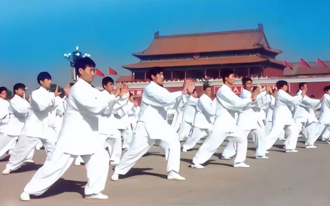 10月15日，历史的今天—— 天安门广场万人表演太极拳​