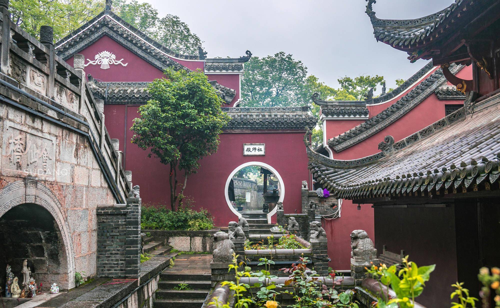 主要建筑有灵官殿,二神殿,太清殿,古神坛,古先农坛,十方堂,经堂,大