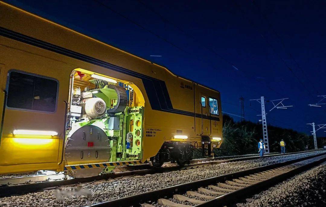 「现场」xm-1800钢轨铣磨车助力中国铁路线路钢轨养护_作业_装备_技术