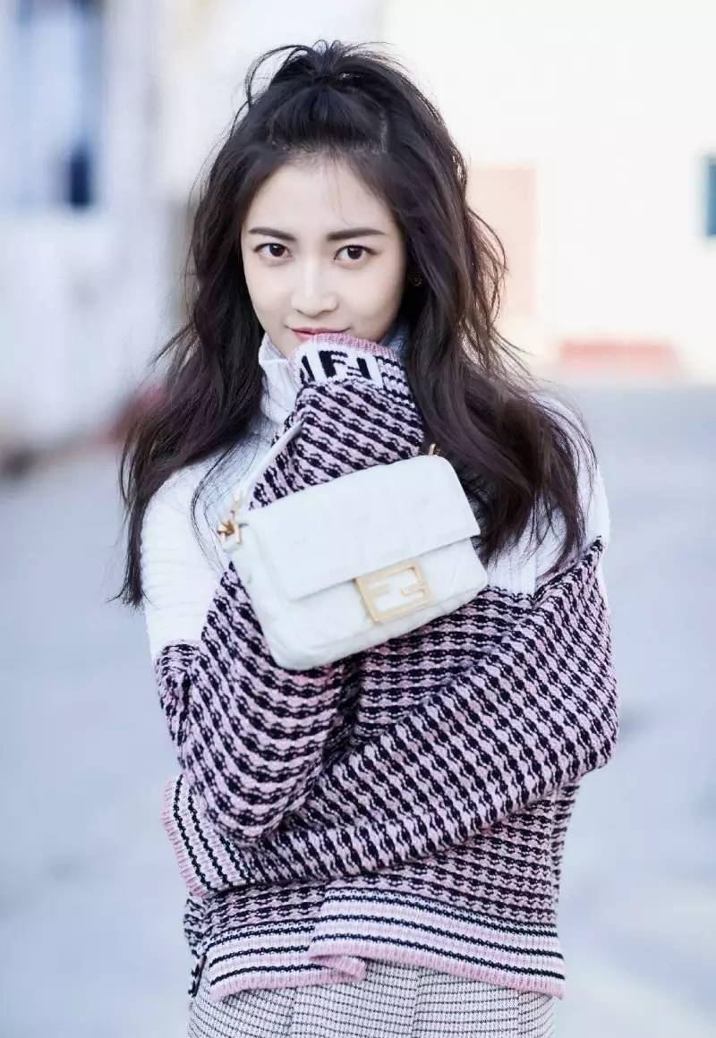 陈钰琪长得黑?看看她大学时的照片,不要拿蜜汁打光来喷了