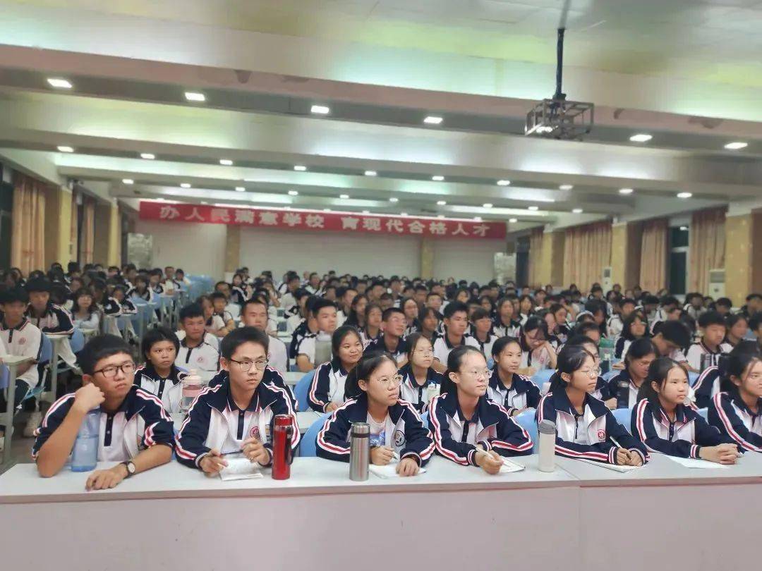 在总结中,陆河县河田中学校长彭伟洒和河中学子一起重温了罗烈杰的