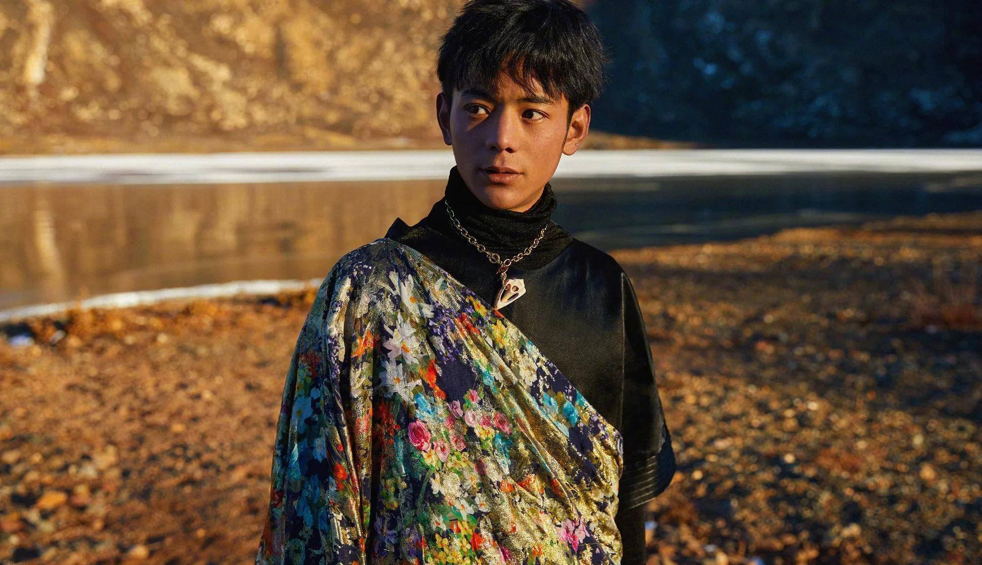 这不,丁真还和他的偶像anu一起合作了歌曲《1376心想事成》,歌词很有