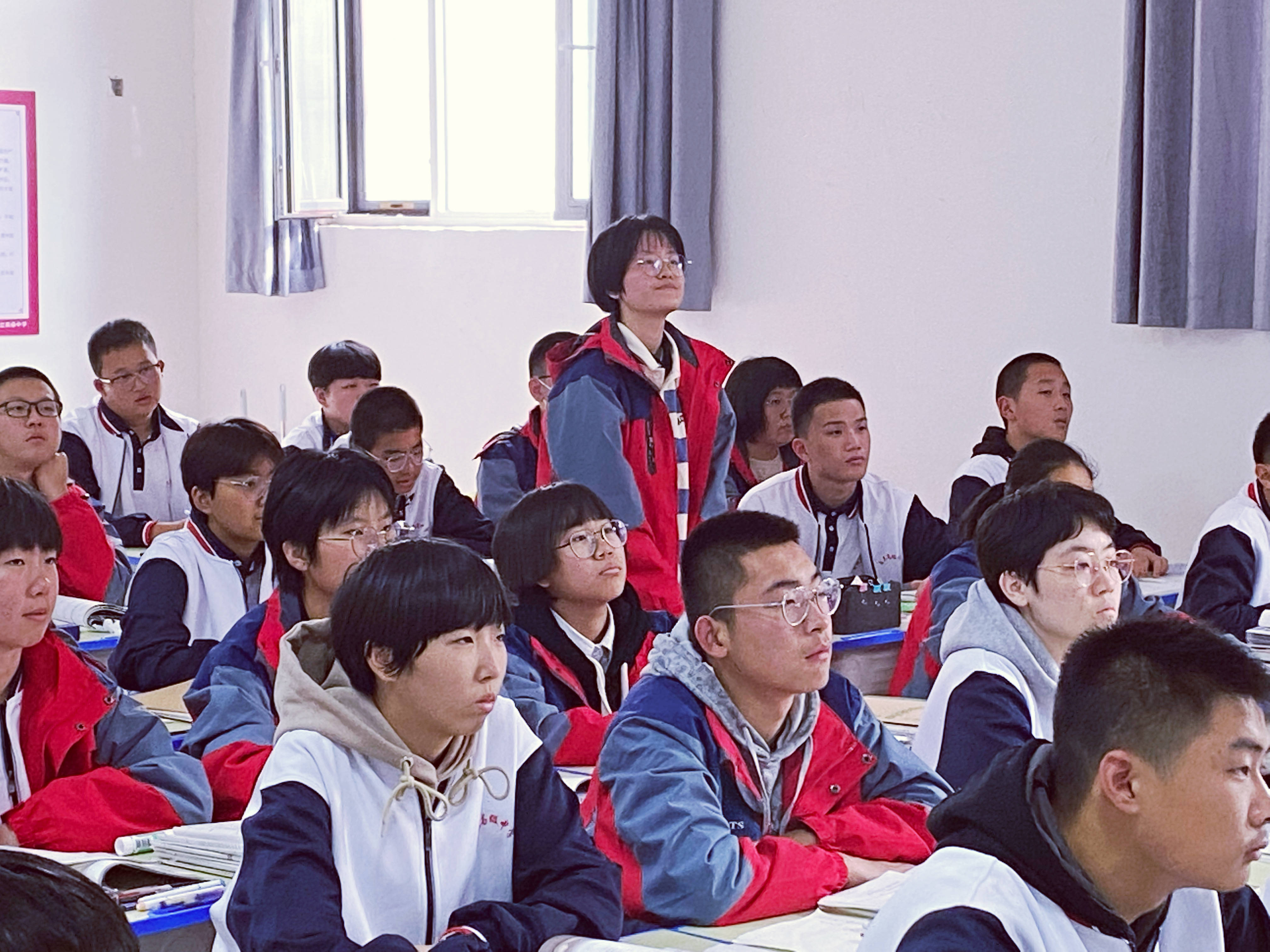 正行为 学规范 养习惯——自立中学开展行为规范月活动_校服_按要求