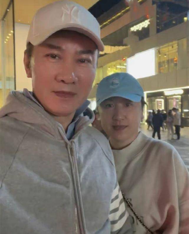 歌手江涛罕见和老婆同框,同穿卫衣很般配,携手三十多年恩爱如初_时候