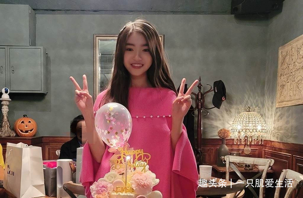 王中平的高颜值女儿18岁了,浓眉大眼超气质像仙女_韩菲_余皓然_脸书