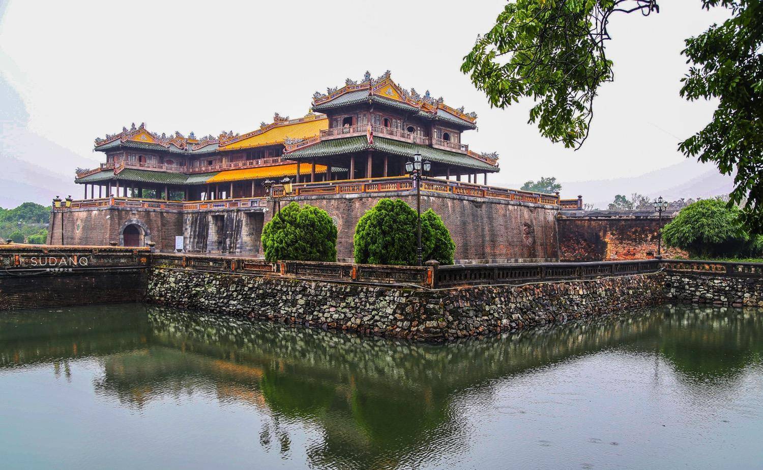 这座仿故宫而建的越南皇城,被评为世界遗产,到处可见中国汉字
