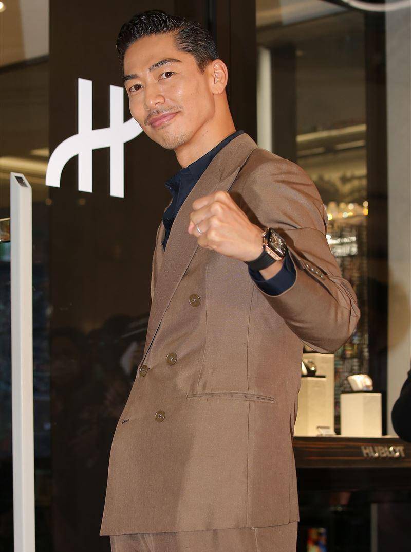 黑泽良平年龄也不小了,但他状态保持很不错,刚毅的五官,流畅的轮廓