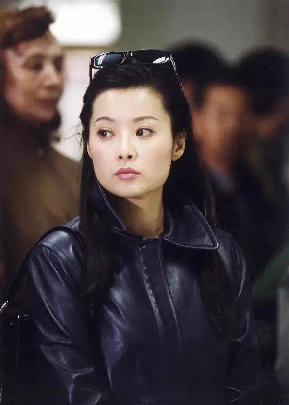 袁立胖到认不出,穿简约黑裙难掩发福体态,"大粗腿"不忍直视_女人_时尚