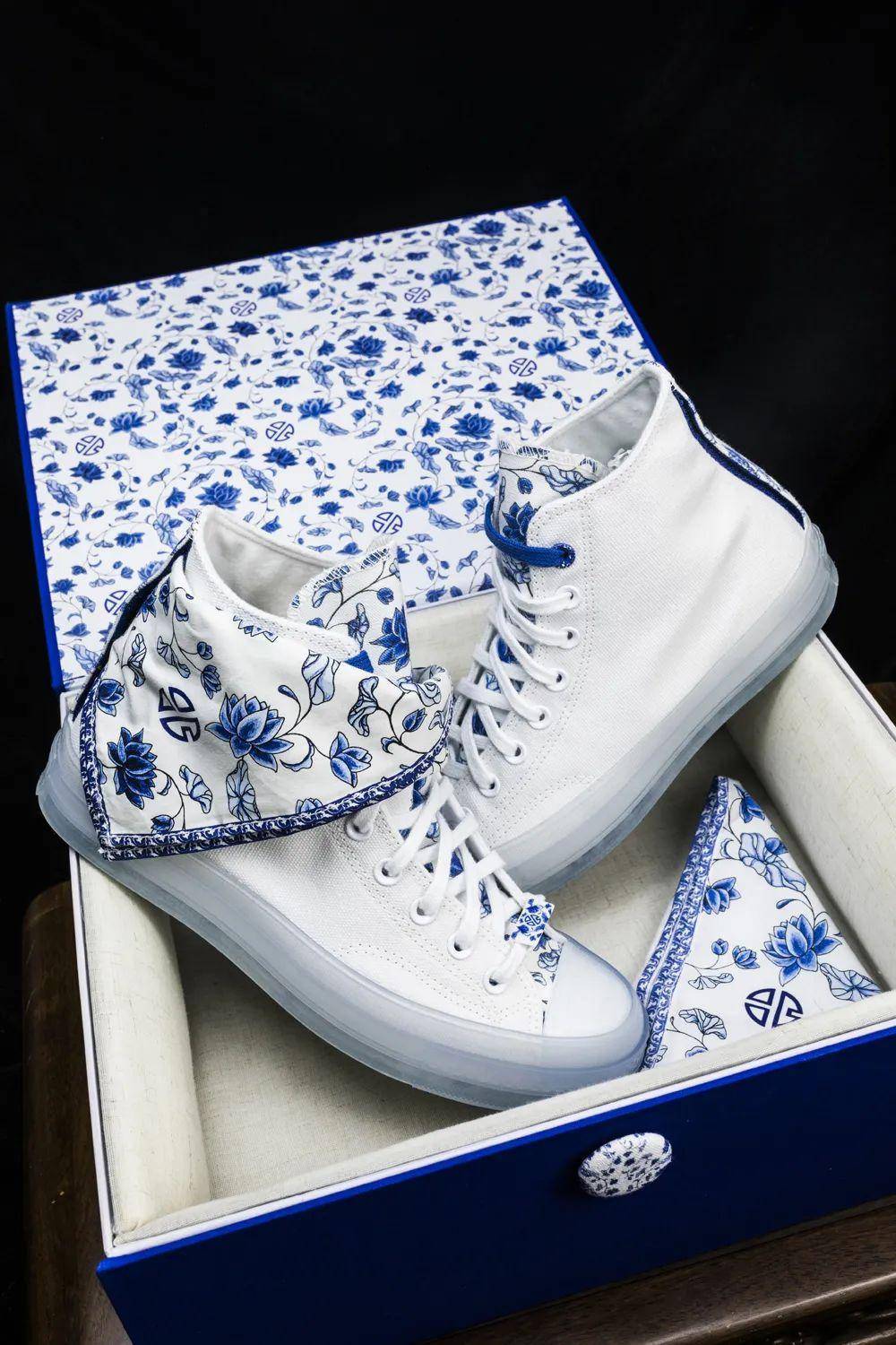 张艺兴脱衣狂舞上热搜!竟然就为一双鞋…_方巾_青花瓷_设计