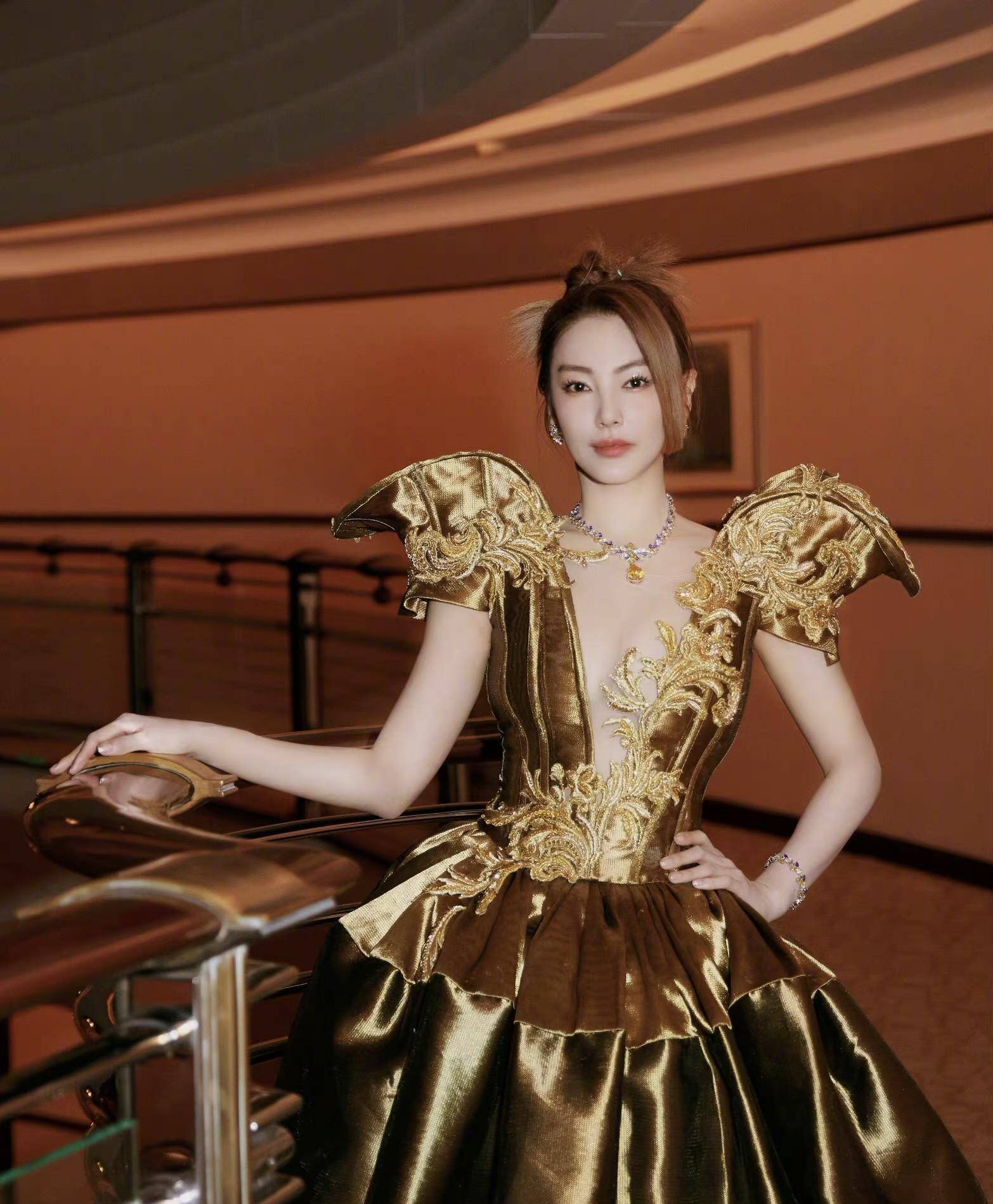 张雨绮的礼服很喜欢一些花纹设计,比如这款黑色修身高时尚长裙,裙子上