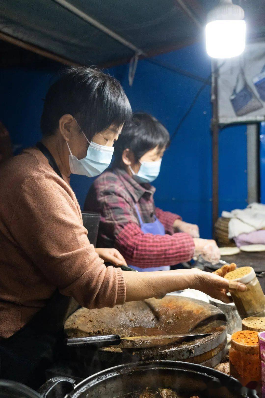 人民路上有家干了20多年的白吉馍三个平均60岁的阿姨每晚准时出现