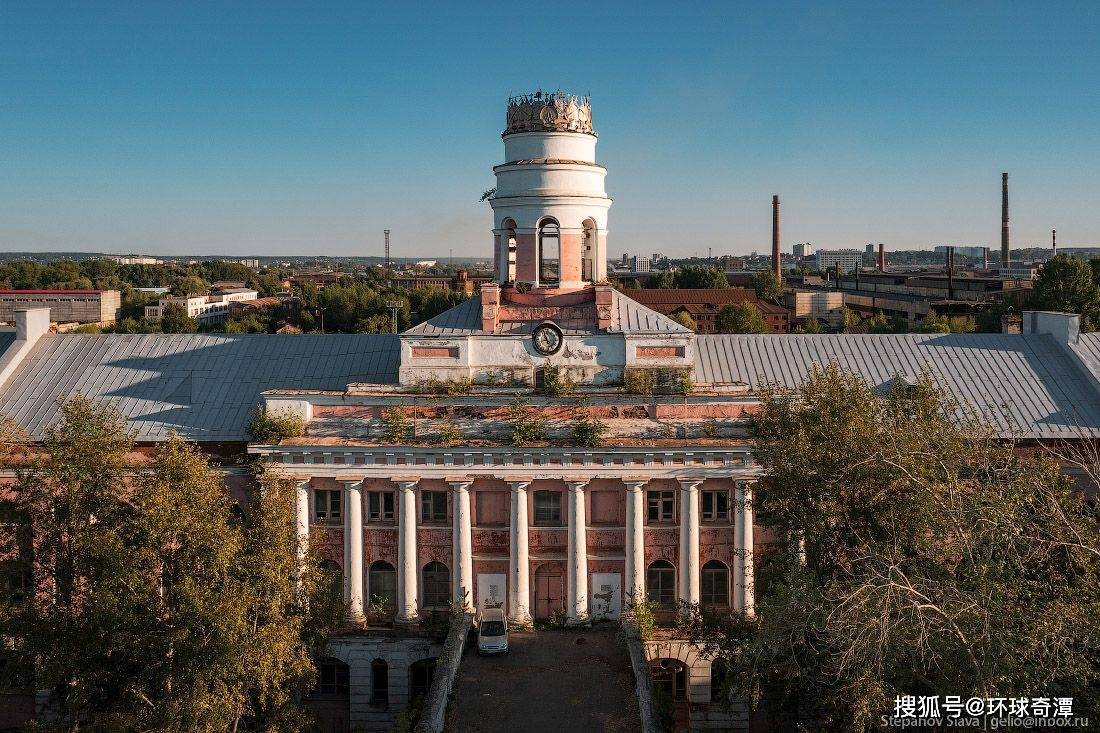 当年为了满足伊热夫斯克兵工厂的需求,在水坝的下游建造了一个水库.