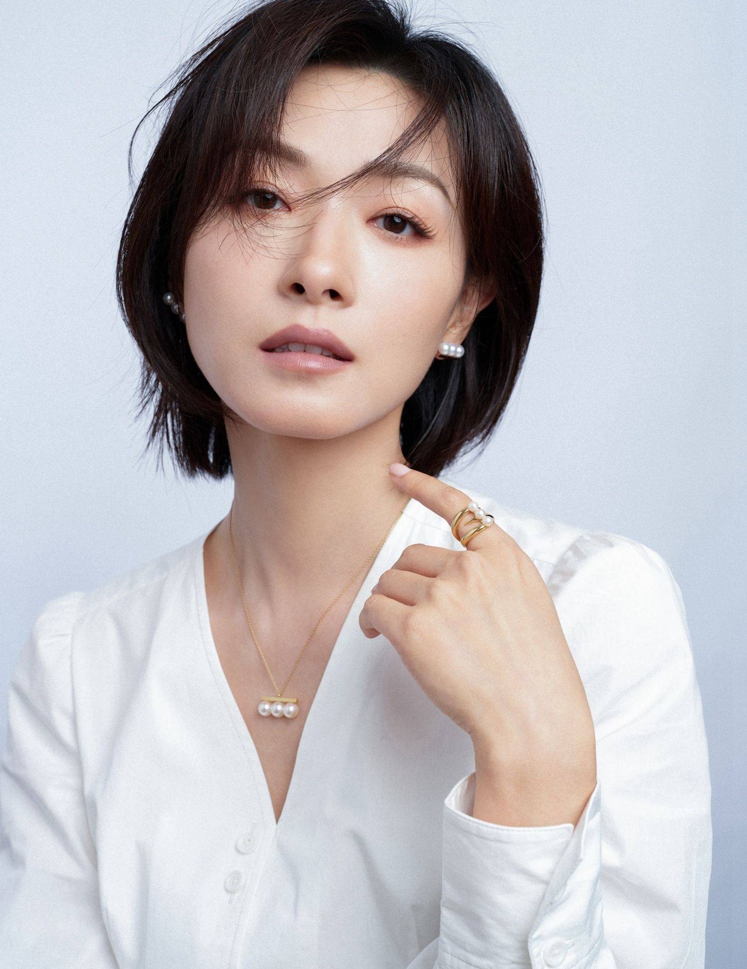 万茜白色衬衣职业风写真_职业_衬衣_白色