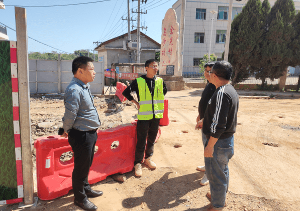 南峰镇:硬化道路 解决群众"出行难"_工作_乡村_路段