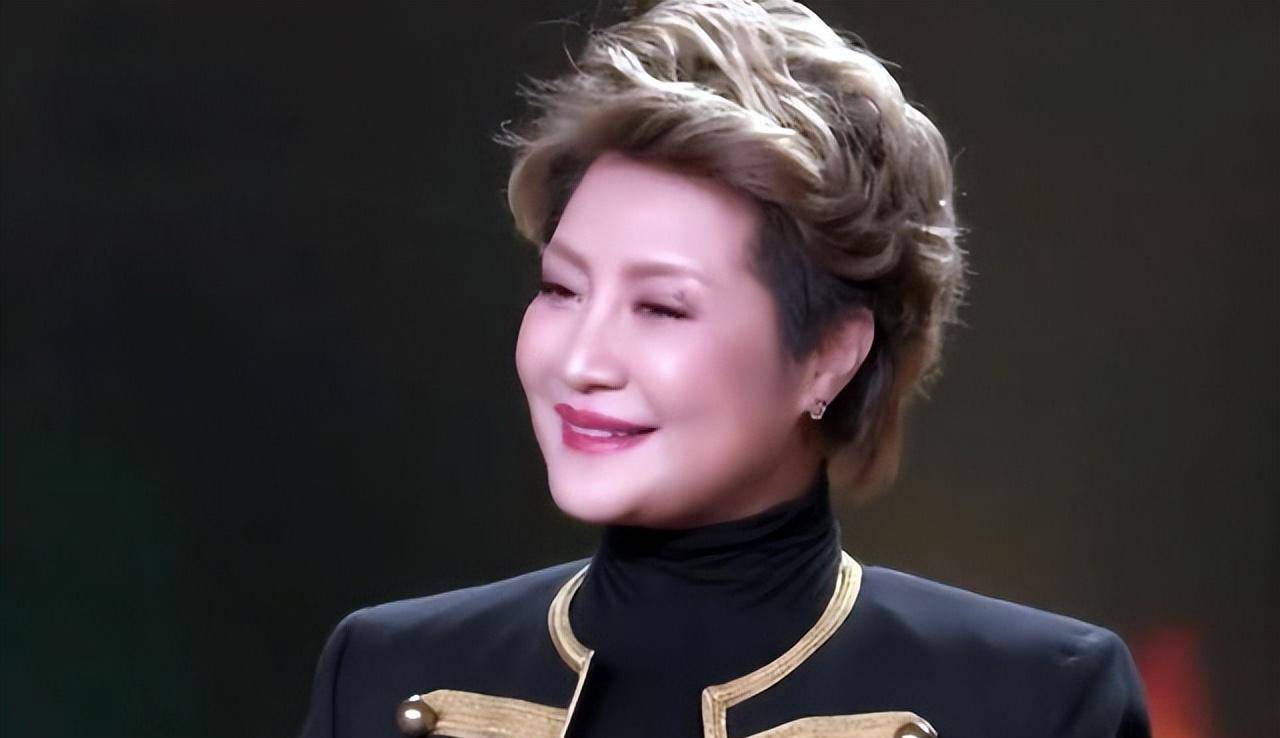 如今,偶尔还会看到萨仁高娃出席活动,坐在人群当中的她,眉宇之间依稀