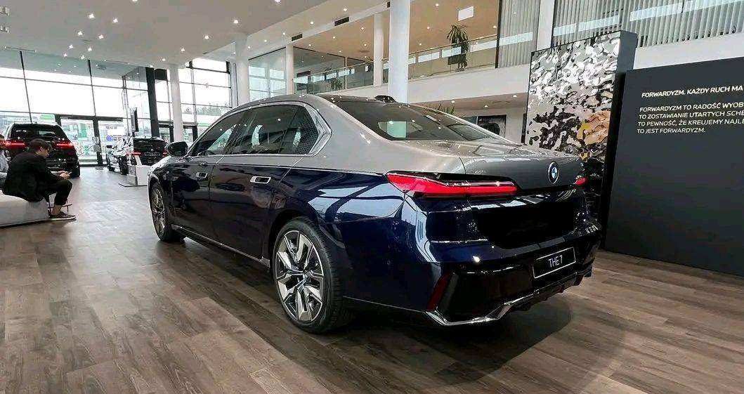 新旗舰诞生,宝马7系"双色车身"版亮相,4.