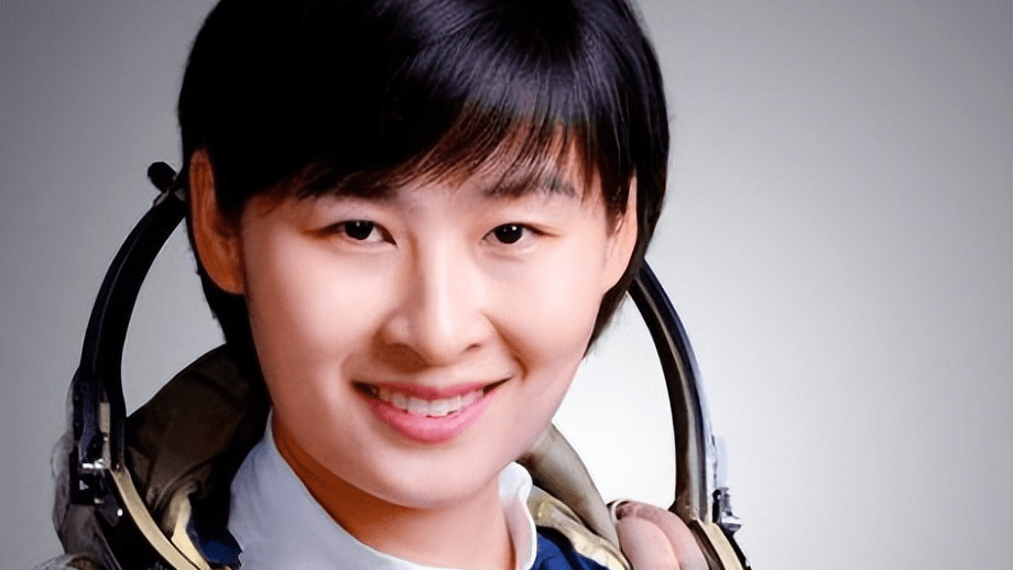 这三位宇航员,陈东,刘洋和蔡旭,再次代表着我们国家开始了太空探险